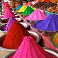 Polveri colorate al mercato