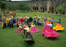 Una festa in abiti tradizionali nel Paese centroamericano