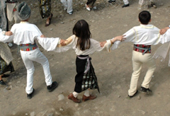 Danzatori romeni (Foto: cjvrancea.ro)