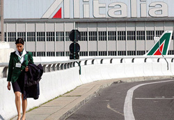 Una hostess di Alitalia