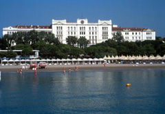 Agosto: vacanze alle Maldive, ai Caraibi? Molto meglio il Lido di Venezia