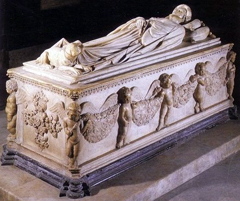 Il cagnolino marmoreo ai piedi del sarcofago