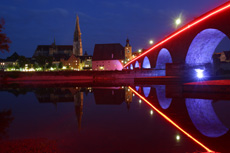 Lo Steinerne Brücke illuminato © Regensburg Tourismus GmbH