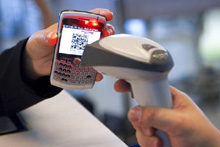 La lettura del codice a barre sullo smartphone di un passeggero