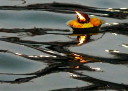 Una “diya” galleggiante sulle acque del Gange. Foto: designldg.wordpress.com
