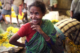 Calcutta Il sorriso di una donna al mercato dei fiori di Calcutta