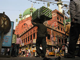 Calcutta La trafficata via Rabindra Sarani