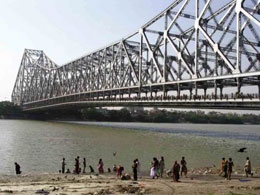 Calcutta Il ponte in ferro sul fiume Hooghly