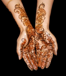 Mani dipinte con l'henné per celebrare un matrimonio induista