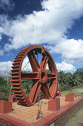 Guadalupa Enorme scultura di un ingranaggio per la lavorazione della canna da zucchero