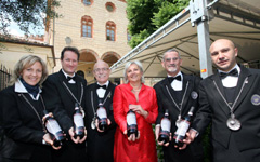 In abito rosso, Renata Salvano, presidente Enoteca regionale del Barolo (Foto: Bruno Murialdo)