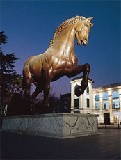 La statua equestre davanti all'ippodromo milanese