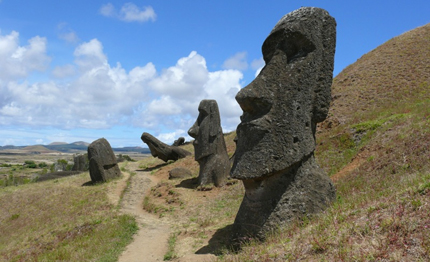 I Moai, le enormi statue di pietra simbolo dell'isola