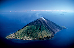 L'isola di Stromboli nell'arcipelago delle isole Eolie, in Sicilia