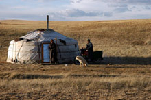 Una iurta, la caratteristica tenda bianca piantata nelle steppe della Mongolia