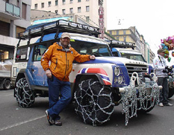 spedizione Oltre Petter Johannesen davanti a uno dei fuoristrada