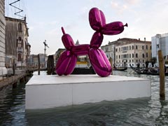 Sul Canal Grande installazione di Jeff Koons Balloon Dog (Magenta) 1994 – 2006