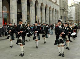 La banda scozzese sfila nel centro di Milano