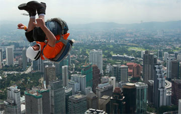 A Kuala Lumpur un tuffo dal grattacielo 4 A Kuala Lumpur un tuffo dal grattacielo