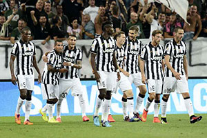 La squadra della Juventus esulta