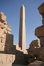Menhir Un obelisco nel tempio di Amon a Karnak in Egitto