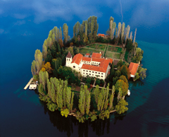 Il monastero Visovac su un'isola del fiume Krka