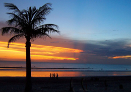 bali Tramonto sulla spiaggia di Kuta