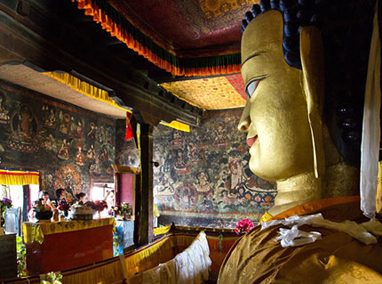 Ladakh Il grande Buddha in bronzo dorato nel monastero di Shey. Foto di Grete Howard