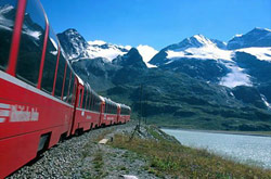 Trenino rosso Costeggiando il Lago Bianco (Foto: Rhätische Bahn)