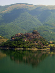 Il borgo arroccato di Castel di Tora