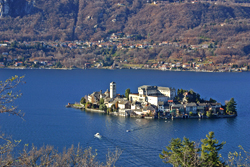 L'Isola di San Giulio nel bel mezzo del Lago d'Orta