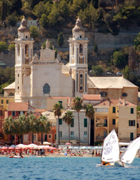 La chiesa di San Matteo sul lungomare di Laigueglia