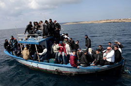 Un barcone di profughi in arrivo dalle coste nordafricane