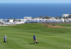 Bianco Lanzarote Golf. Sullo sfondo l'Oceano e Puerto del Carmen