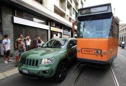 Il macchinone di Lapo parcheggiato accanto ai binari del tram