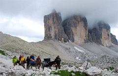 Gli asini trasportano gli strumenti per la rilevazione in 3D lungo il sentiero delle Tre Cime