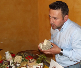 Loreto Pacitti dell'omonima azienda agricola mentre presenta i suoi 