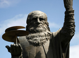 Statua di Leonardo da Vinci esposta all'esterno dei Terminal dell'aeroporto di Roma-Fiumicino