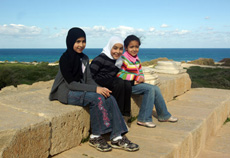 Alcune bambine in visita al sito archeologico