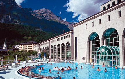 La piscina vista monti delle Lindner Alpentherme