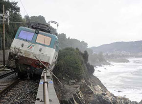 Italia e Francia una frana il collegamento ferroviario 1 Italia e Francia una frana il collegamento ferroviario