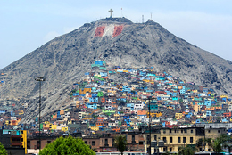 I colori degli slums di Lima (Foto: travel.peru.com)