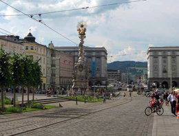 La piazza principale di Linz, punto d'incontro cittadino. Lunga 220 metri e larga 60 è considerata una delle più estese d'Europa