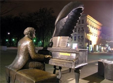 Nella città di Lodz c'è la statua del pianista Arthur Rubinstein, uno dei più grandi interpreti chopiniani