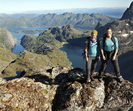 Trekking con il Trollfjord sullo sfondo. Foto: Kristin Folsland Olsen/www.visitnorway.com