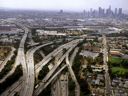 Come nastri che si intrecciano le autostrade di Los Angeles