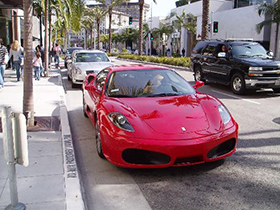 Una fiammante Ferrari in Rodeo Drive