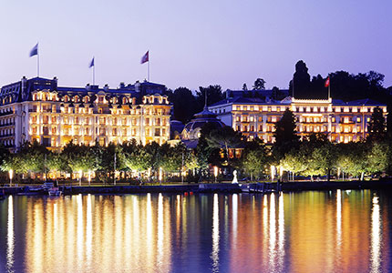 Losanna di notte con l'hotel Beaurivage