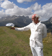Ross Lovegrove e il prototipo della capsula (Foto: Pierre Jusselme)