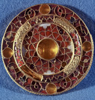 Fibula a disco, cloisonné, VII sec., Museo Archeologico Nazionale, Parma 